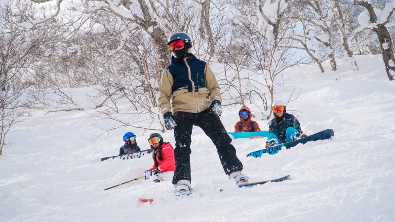 group snowboarding
